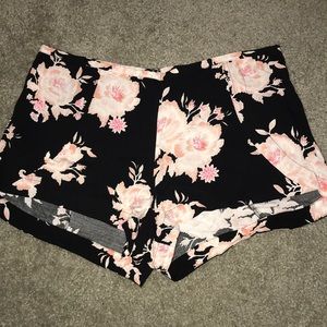 Floral shorts 😍